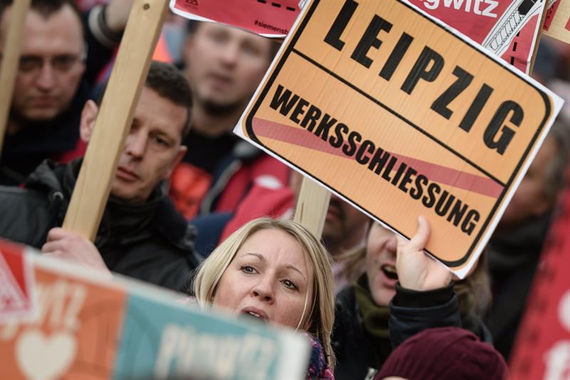  Pekerja Siemens memprotes di Berlin saat pengumuman pemotongan