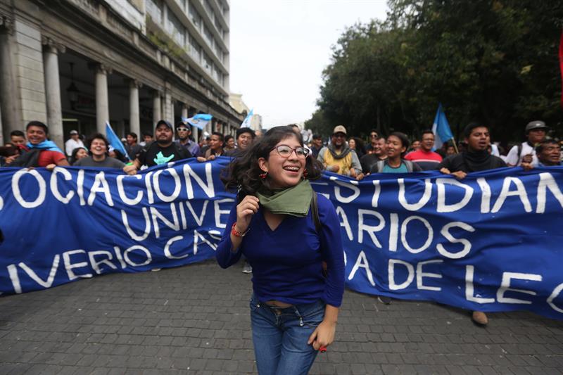  Kelompok-kelompok sipil menyerukan protes terhadap Pemerintah dan para deputi Guatemala