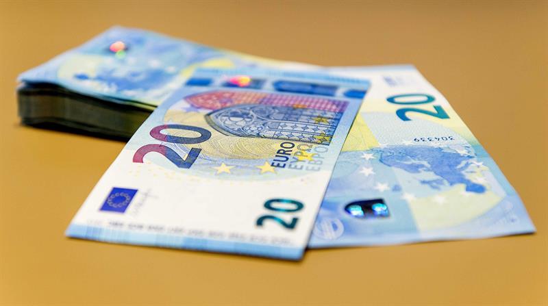  Euro turun menjadi 1,1649 dolar