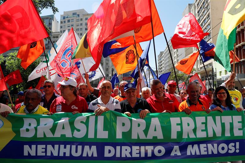  Brasil meluncurkan reformasi buruh yang dibenci oleh serikat pekerja dan dirayakan oleh perusahaan