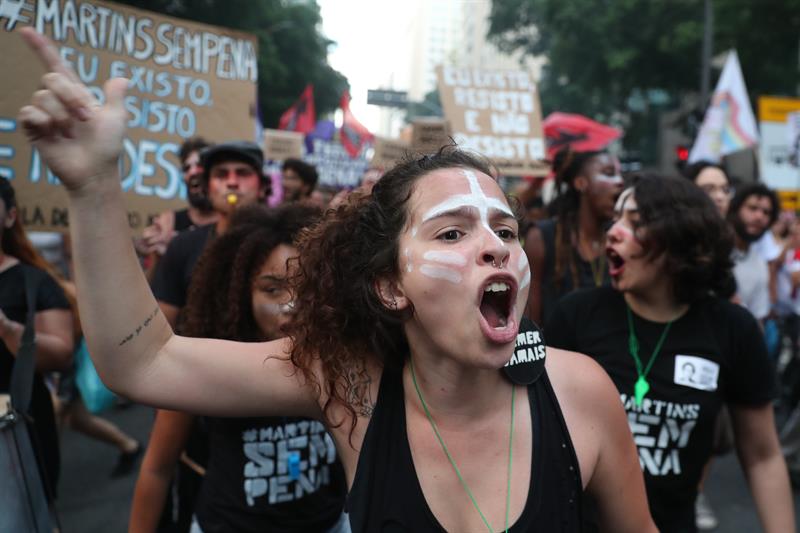  Anggota serikat buruh memprotes ke seluruh Brasil melawan reformasi buruh