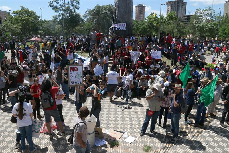  Persekutuan melakukan demonstrasi di hadapan Kongres Paraguay selama studi anggaran