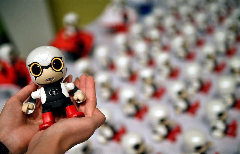  Toyota meluncurkan Kirobo Mini, sebuah robot yang merevolusi hubungan manusia