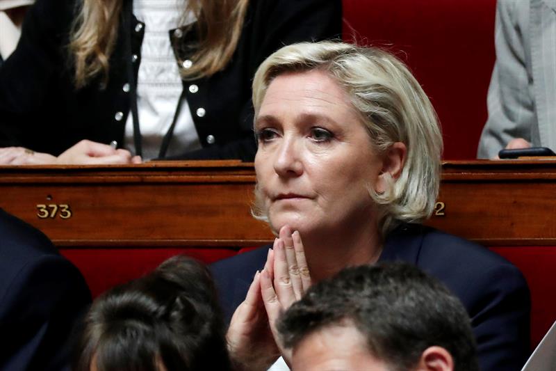  FN dan Marine Le Pen, bank dirampas, mencela operasi politik