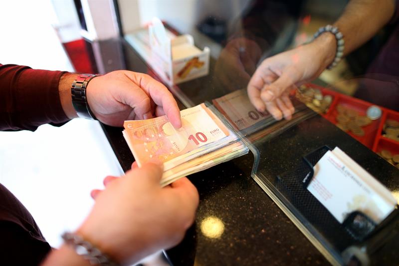  Lira Turki jatuh ke titik terendah historisnya terhadap euro dan dolar