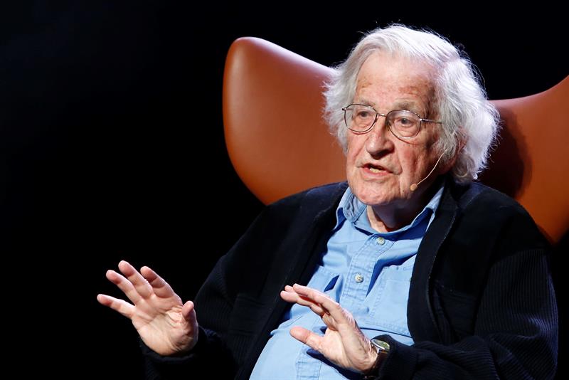  Chomsky meyakinkan bahwa saat ini ada ancaman yang lebih besar daripada dalam Perang Dingin