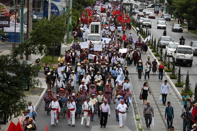  Petani Guatemala memblokir jalan untuk meminta pengunduran diri Morales